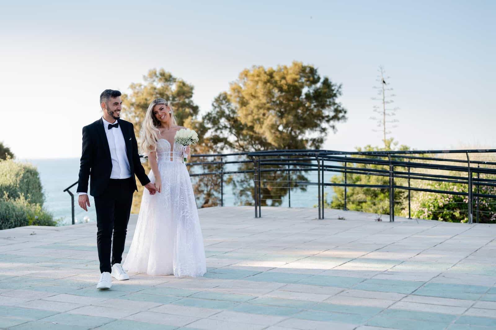 כרטיס ביקור דיגטלי טופ צלמים - חתן וכלה מחזיקים ידים