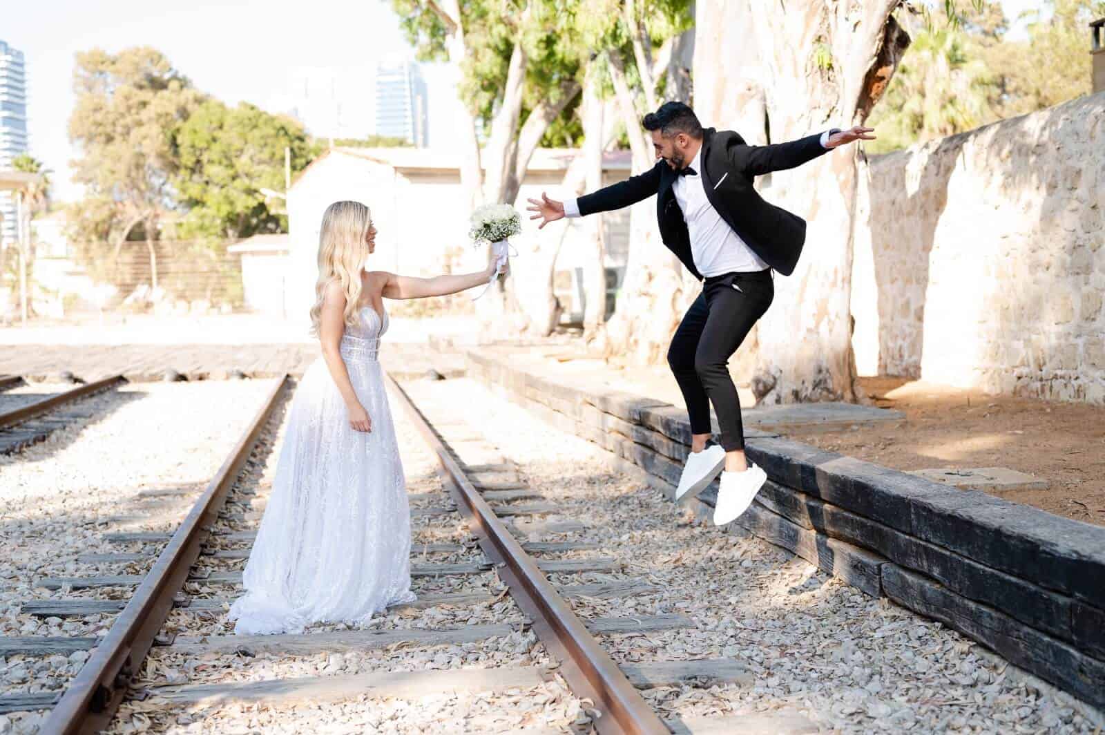 כרטיס ביקור דיגטלי טופ צלמים - חתן וכלה על מסילת רכבת