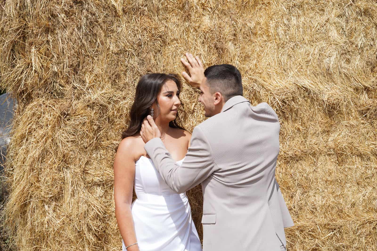 כרטיס ביקור דיגטלי טופ צלמים - חתן וכלה ליד ערמת חיטה