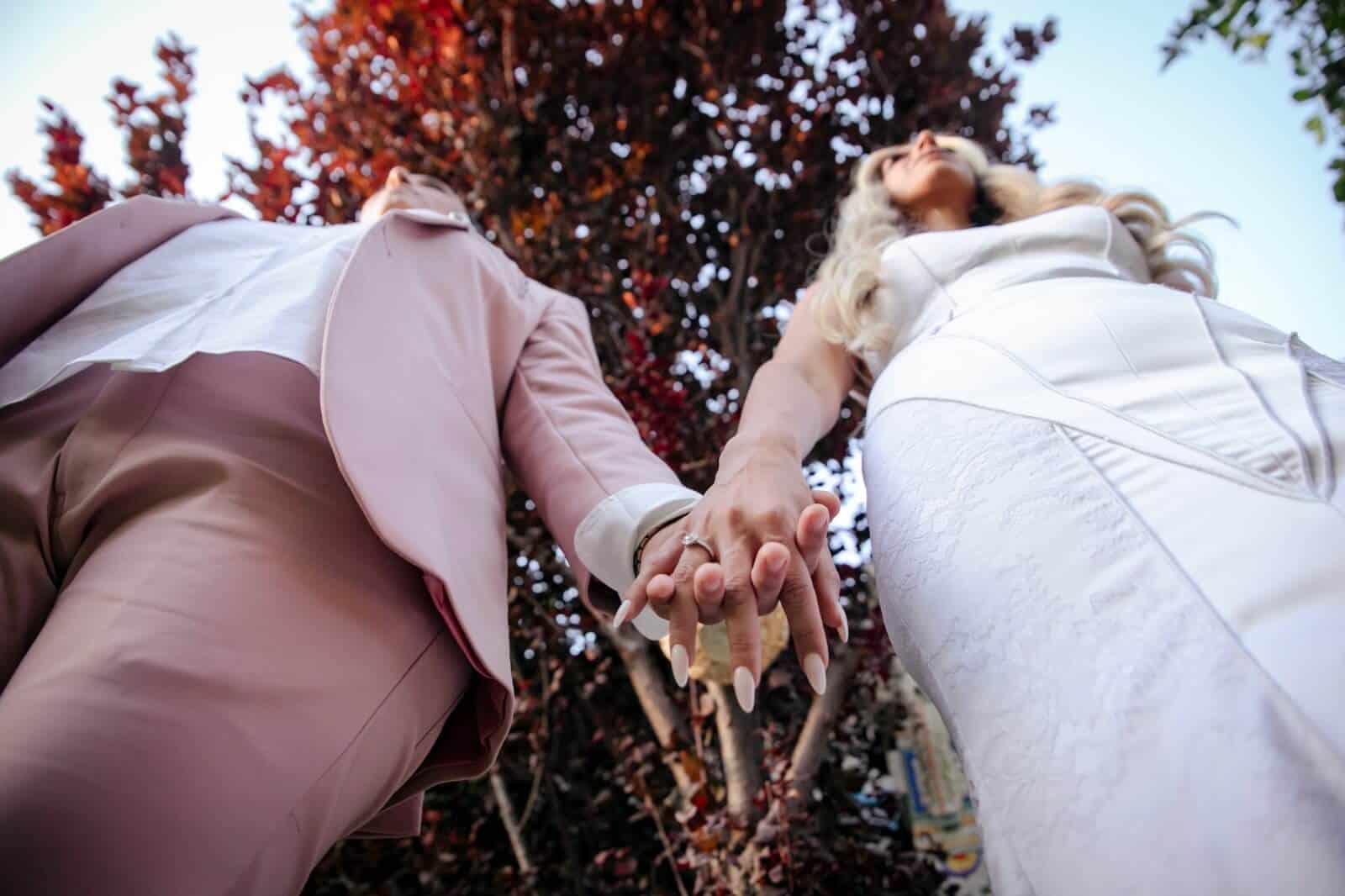 כרטיס ביקור דיגטלי טופ צלמים - חתן וכלה מחזיקים ידים