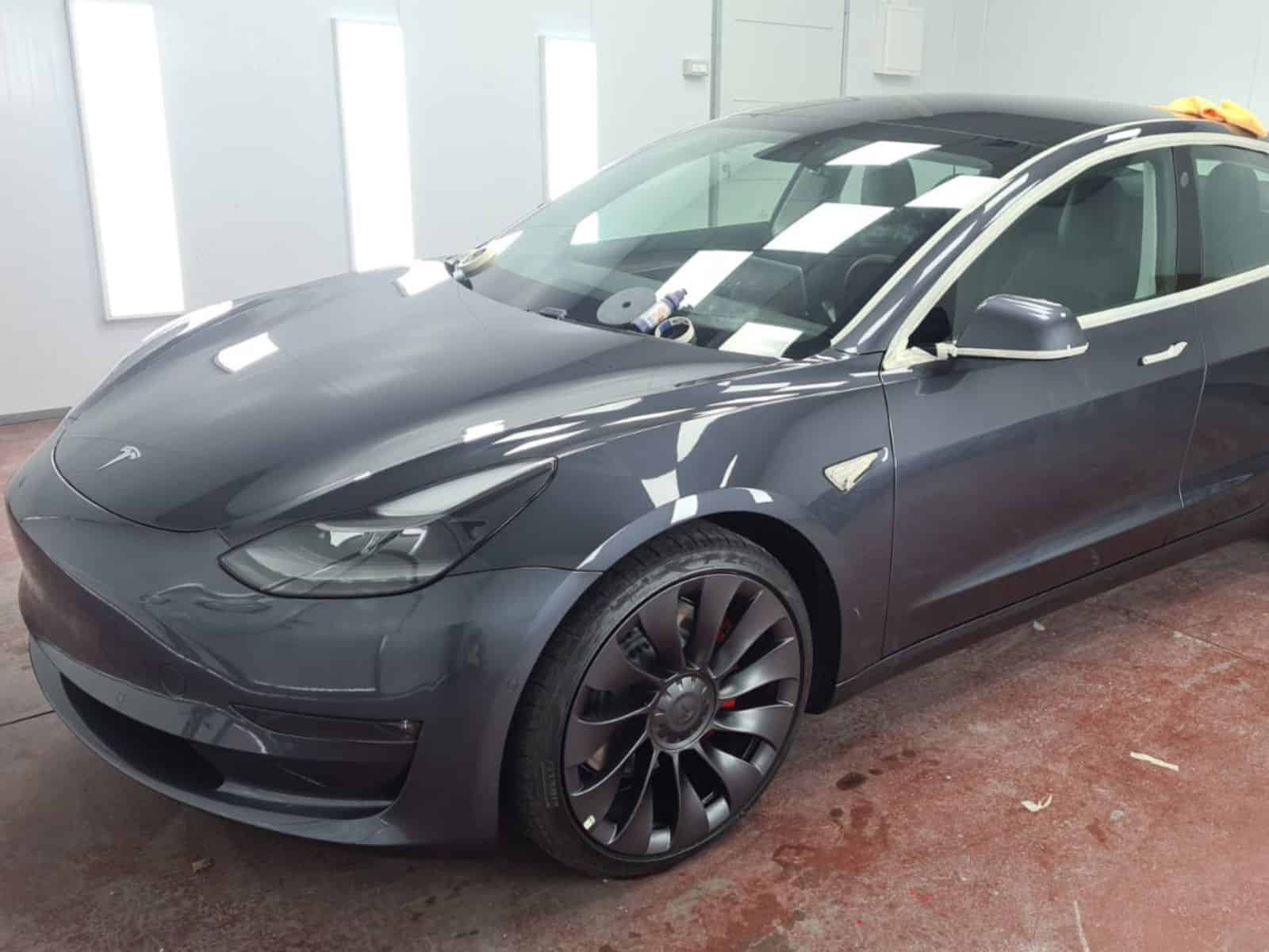 כרטיס ביקור דיגטלי מוסך המיישרים - מודל 3 אפורה