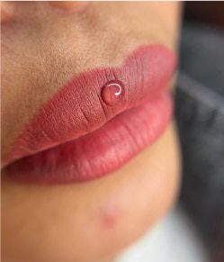 כרטיס ביקור דיגטלי ויקטוריה ריס - פיגמנט לשפתיים